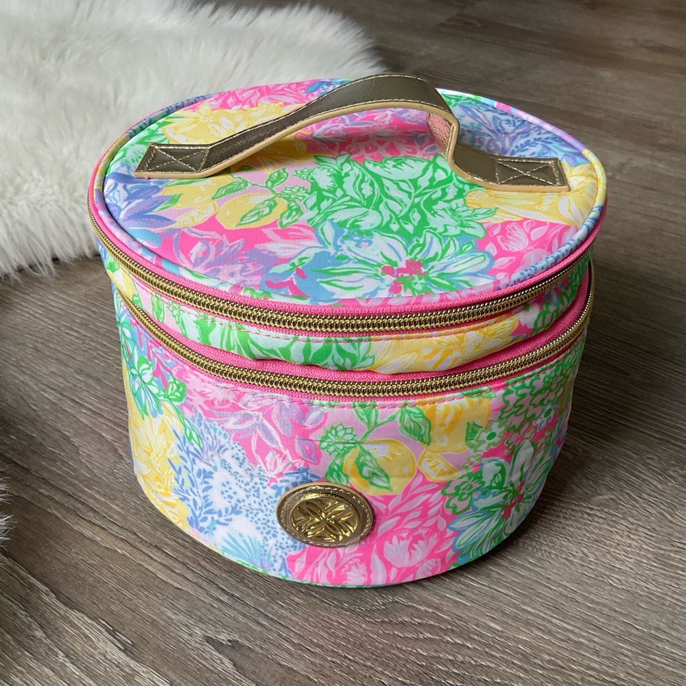 🌸LILLY PULITZER Round Cosmetic Case In Multi Bright Delight Patch Accessories - Picture 1 of 7